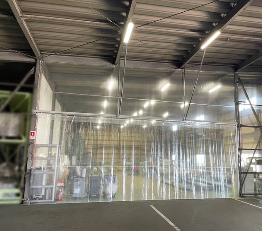 工場内の間仕切りカーテン