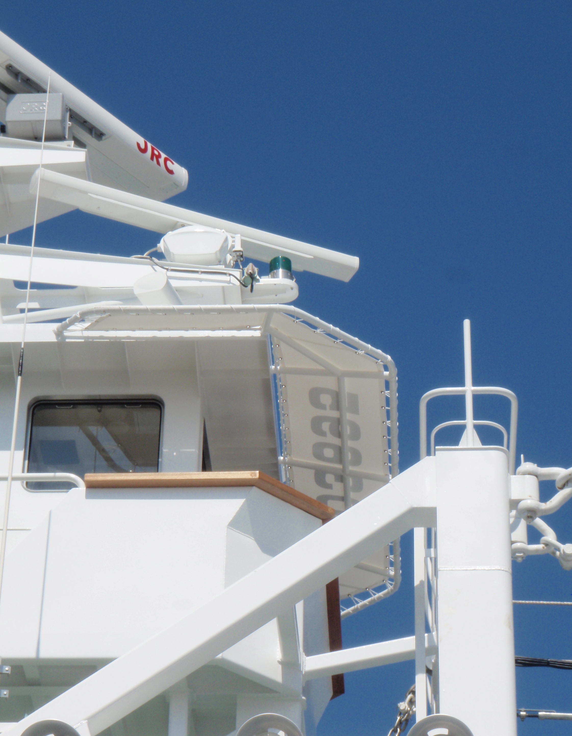 船の甲板に・・快適な日除けテント！