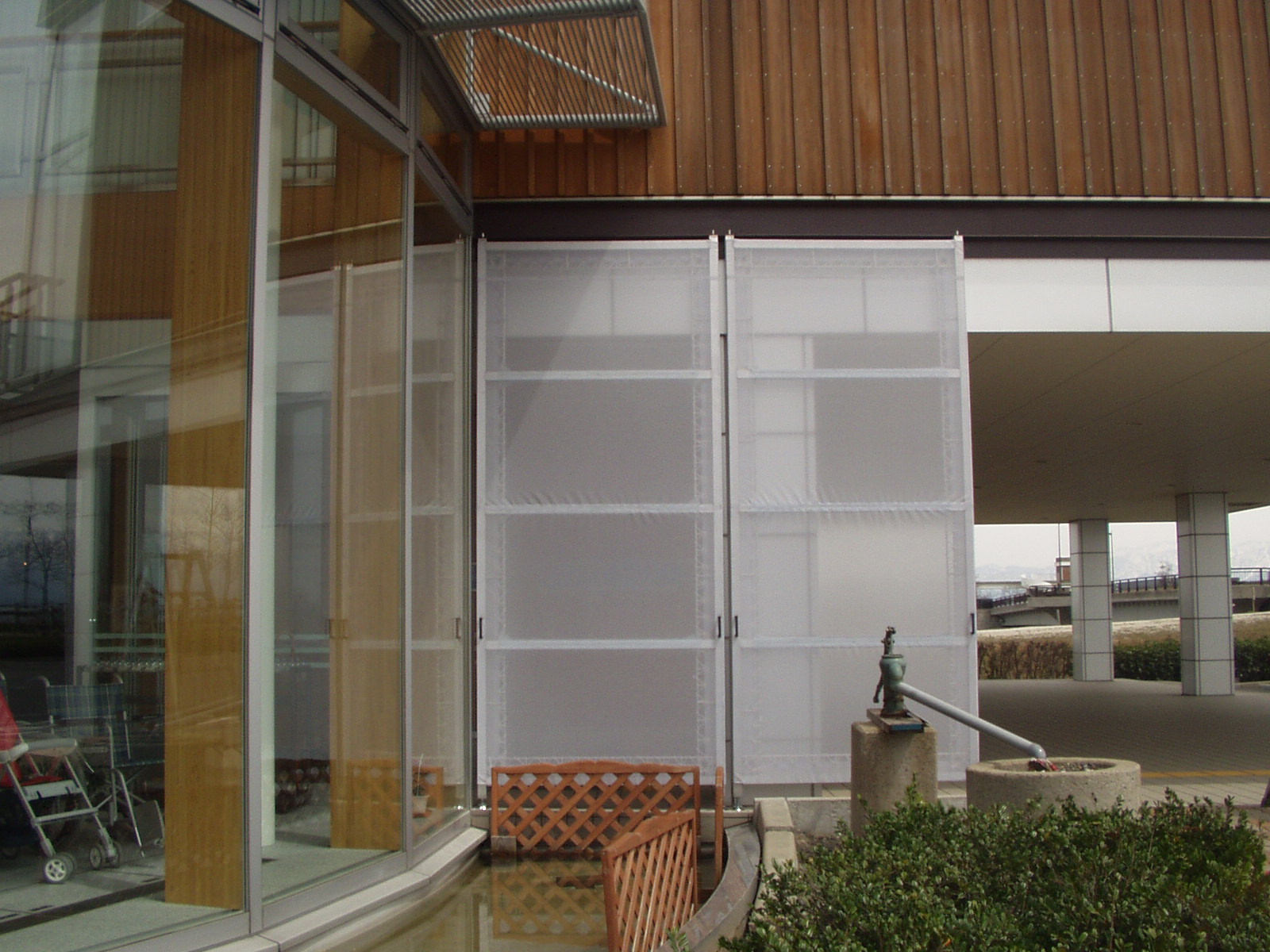 出入り口の風よけテント