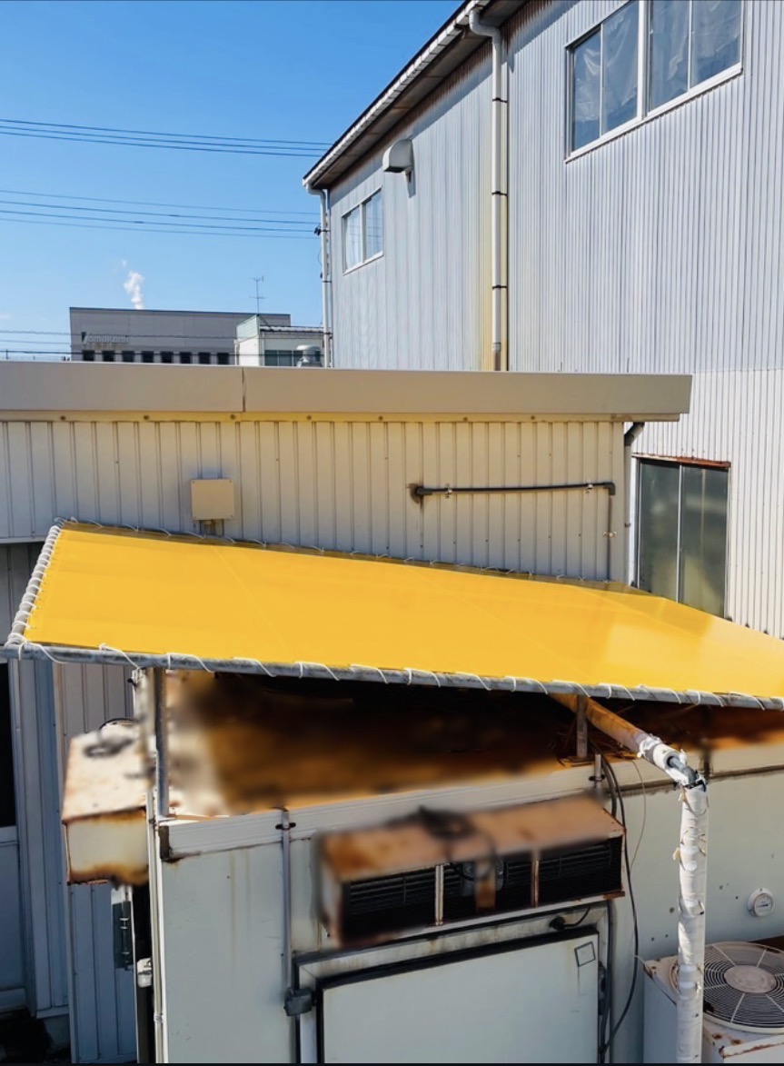 屋外設備の雨除けシート屋根